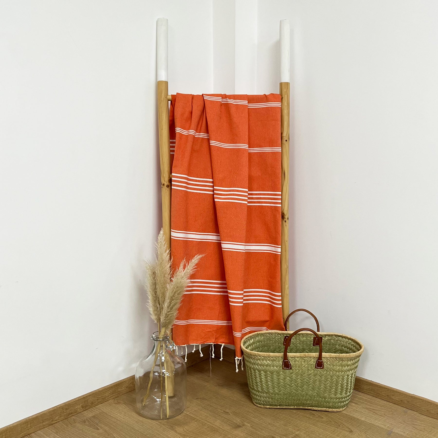 Fouta orange photo sur echelle