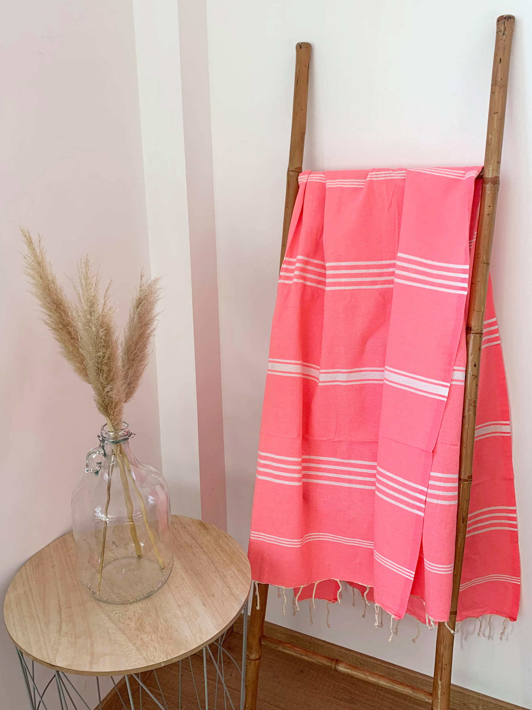 Fouta rose photo sur echelle