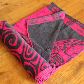 Serviette de plage éponge velours jacquard Fuschia Turtle